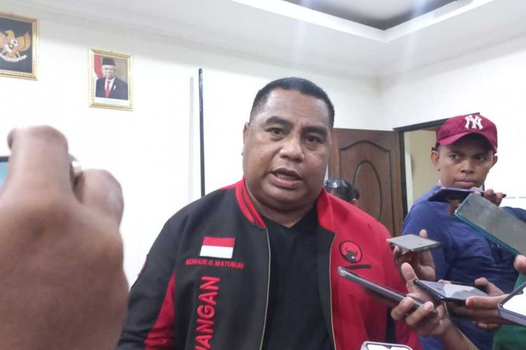Ketua DPD PDIP Maluku Benhur Watubun saat diwawancarai wartawan di Kantor DPD PDIP Maluku, Selasa (9/5/2023)