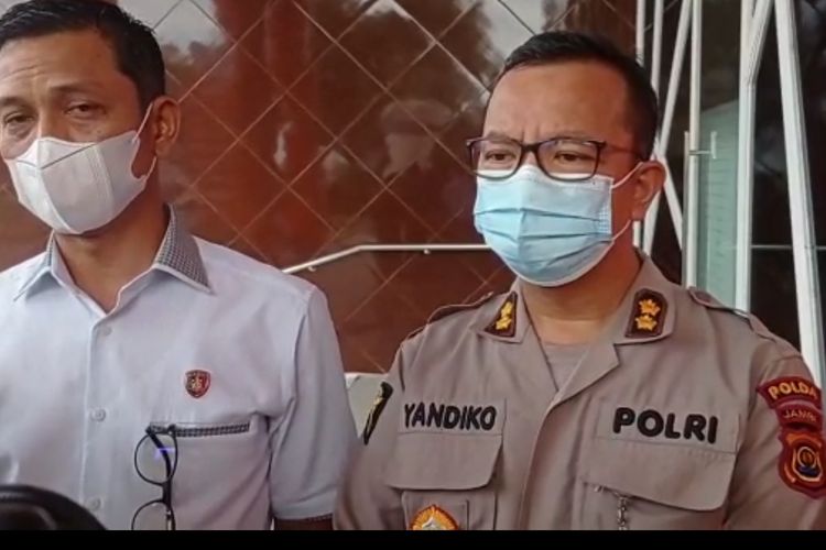 Dirreskrimum Polda Jambi dan Kepala Rumah Sakit Bhayangkara memberikan keterangan pada awak media terkait kondisi terkini AKP Johan Silaen selaku kanit resmob Polda Jambi, pada Rabu (11/5/2022).