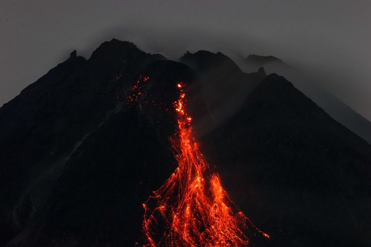 Guguran lava pijar Gunung Merapi terlihat dari Desa Wonokerto, Kecamatan Turi, Kabupaten Sleman, DI Yogyakarta, Jumat (5/3/2021). Menurut data Balai Penyelidikan dan Pengembangan Teknologi Kebencanaan Geologi (BPPTKG) periode pengamatan Kamis (04/03/2021) pukul 18:00-24:00 WIB dan Jumat (05/03/2021) 00.00-06.00 WIB Gunung Merapi mengalami 81 kali guguran lava pijar dengan jarak luncur maksimal 1.200 m ke arah barat daya.