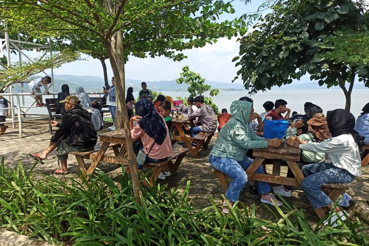 Pengunjung dari berbagai daerah padati kawasan wisata Tanjung Duriat di pesisir Waduk Jatigede, Sumedang, Jabar, Senin (24/4/2023). AAM AMINULLAH/KOMPAS.com