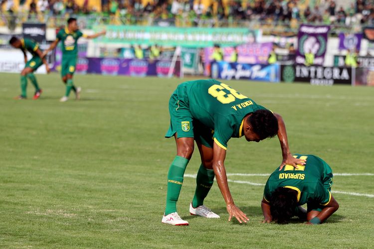 Pemain muda Persebaya Surabaya Supriadi subid syukur seusai mencetak gol ke gawang  Persik Kediri saat penyisihan grup A Piala Gubernur Jatim 2020 yang berakhir dengan skor 3-1 di Stadion Gelora Bangkalan, Jawa Timur, Senin (10/02/2020) sore.