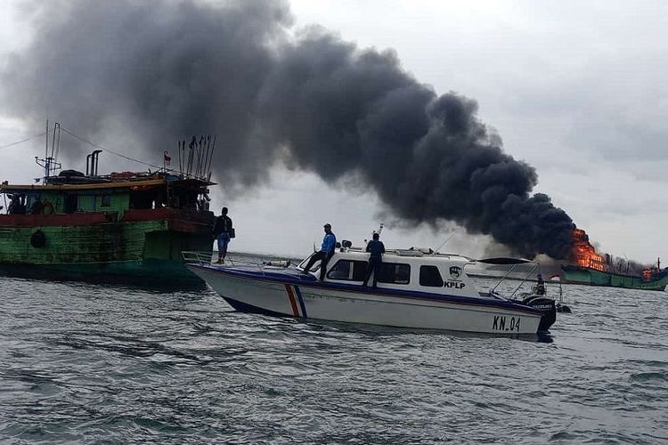 KM Artha Mina Utama 11 terbakar di kolam bandar dobo, Kepulauan Aru, Maluku.