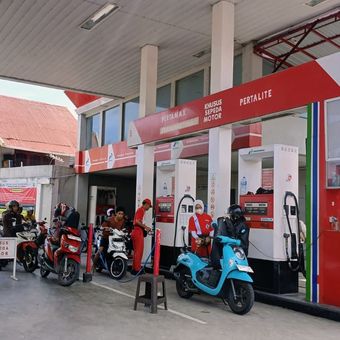 Sejumlah pengendara mengantre untuk mengisi BBM non-subsidi jenis Pertamax di SPBU Ampang, Kelurahan Ampang, Kecamatan Kuranji, Kota Padang, Rabu (10/06/2026). Meski harga Pertamax naik menjadi Rp 17.000 per liter, antrean konsumen masih terpantau normal.
