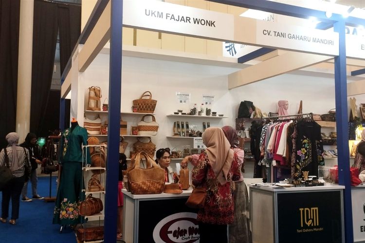 Gerai stan UKM Fajar Wonk dalam pameran Trade Expo Indonesia 2023 di ICE BSD, Tangerang, Jumat (20/10/2023).