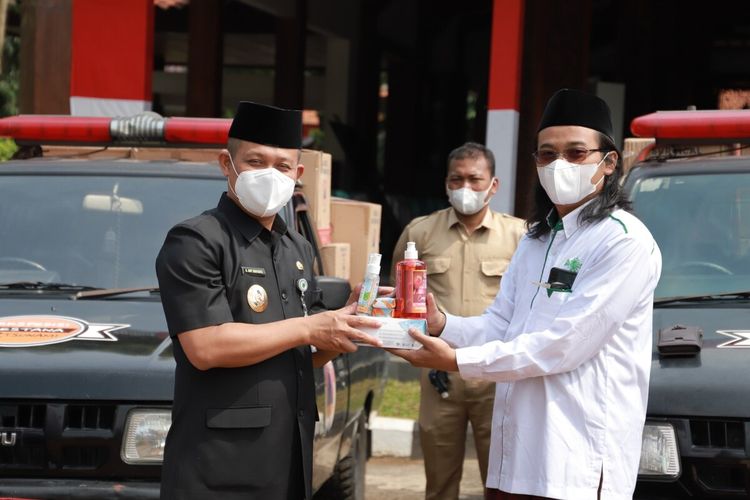 Bupati Kebumen Arif Sugiyanto menyerahkan bantuan perlengkapan protokol kesehatan secara simbolis kepada Ketua Rabithah Ma'ahid Islamiyah (RMI) Pengurus Cabang Nahdlatul Ulama Kebumen (PCNU) Fachrudin Achmad Nawawi di Pendopo Bupati, Senin (19/10/2021).