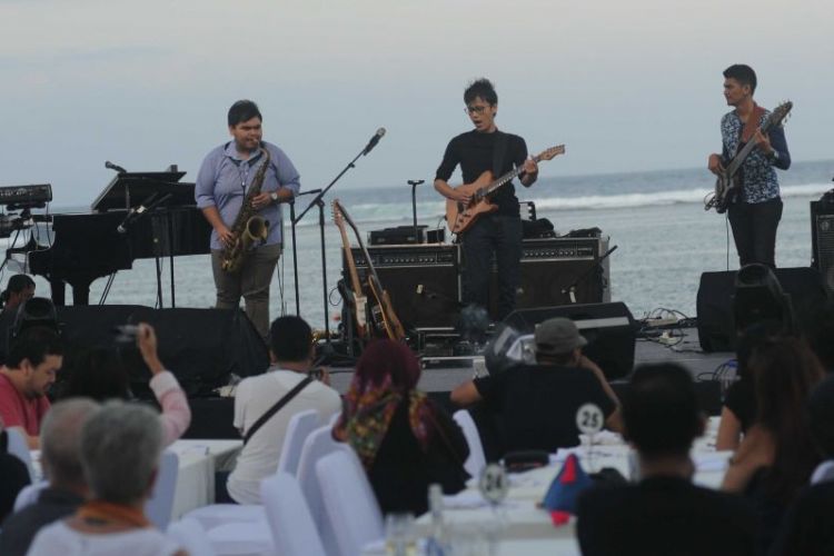 Gitaris Tohpati unjuk kebolehan di Mostly Jazz Festival di Pantai Sanur, Bali.