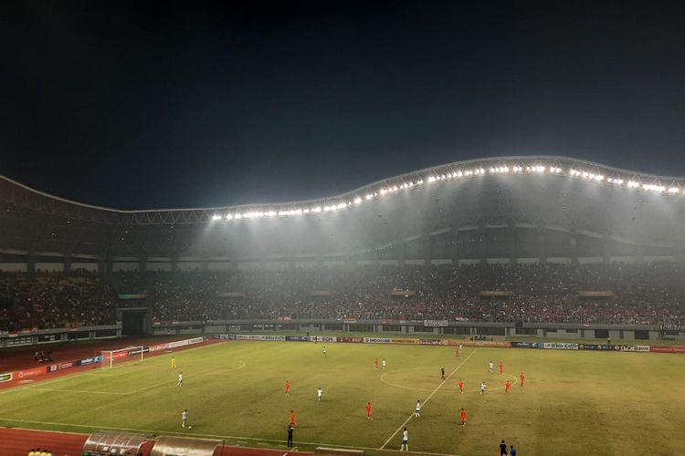 Suasana Stadion Patriot Candrabhaga, Bekasi, pada laga timnas U19 Indonesia vs Myanmar di ajang Piala AFF U19 2022, Minggu (10/7/2022) malam WIB.