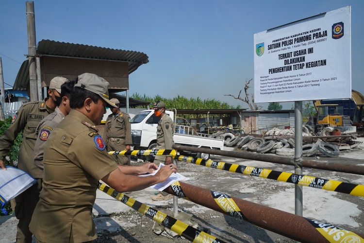 Satuan Polisi Pamong Praja (Satpol PP) Kabupaten Kediri melakukan penutupan permanen lokasi usaha pengecoran beton di Jalan Totok Kerot, Sumberejo, Ngasem, Kabupaten Kediri, Jawa Timur, Jumat (28/7/2023).