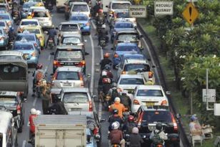 Kian hari kemacetan di jalan raya di Kota Jakarta semakin tak terkendali. Seringnya kemacetan terjadi saat pagi dan sore hari, seperti yang terjadi di Jalan Jenderal Gatot Soebroto, Gelora, Jakarta, Selasa (9/4/2013).