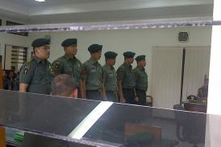 Enam anggota TNI Yonif 400 Raiders yang menjadi terdakwa kasus penganiayaan berat dengan korban tewas Ridho Hehanusa (32) saat mengikuti sidang di Pengadilan Militer II-10, Jalan Kertanegara VI/8 Semarang, Selasa (19/11/2013)