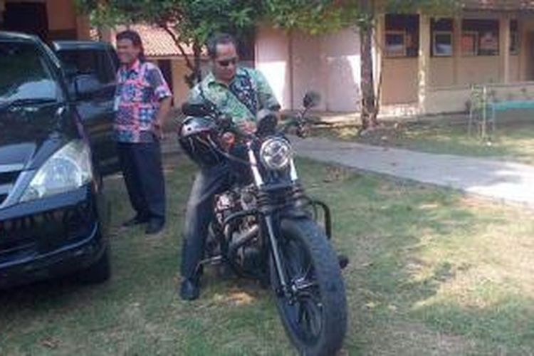 Wakil Wali Kota Pekalongan, Alf Arslan datang meninjau ujian CPNS di SMPN 4, Minggu (3/11/2013). Kedatangannya justru membuat bising, karena mengendarai motor Harley Davidson.