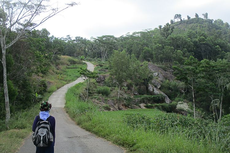 Pemandangan menuju Embung Gunung Panggung