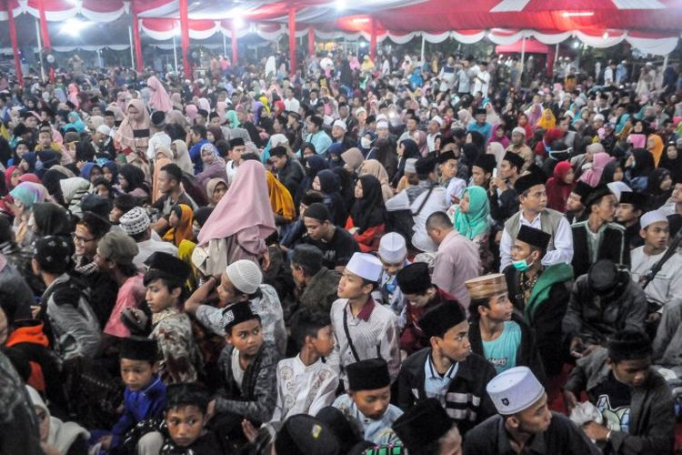 Masyarakat antusias mengikuti Haul ke-126 Syekh Nawawi Al-Bantani di Pondok Pesantren An-Nawawi di Tanara, Serang, Banten, Jumat (28/6/2019). Peringatan Haul ke-126 Syekh Nawawi Al-Bantani dirayakan setiap tahun akhir syawal kegiatan tersebut untuk mengenang Syech Nawawi sebagai ulama dunia