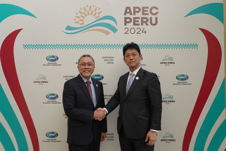 Menteri Perdagangan (Mendag) Zulkifli Hasan (Zulhas) berjabatan tangan dengan Wakil Menteri Parlemen untuk Urusan Luar Negeri Jepang Komura Masahiro usai melakukan pertemuan bilateral di sela-sela pelaksanaan forum APEC 2024 di Peru, Jumat (17/5/2024).