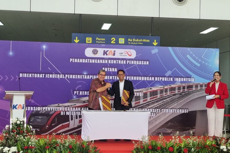 Direktur Jenderal Perkeretaapian Kemenhub Risal Wasal dan Direktur Utama PT KAI Didiek Hartantyo saat Penandatanganan Kontrak Subsidi Penyelenggaraan Kereta Api Ringan (LRT) Jabodebek Tahun 2023 di Stasiun LRT Jabodebek Halim, Jakarta, Kamis (7/12/2023).