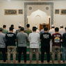 Hukum Shalat Pakai Kaos Bergambar, Boleh atau Tidak? Ini Penjelasan Ulama