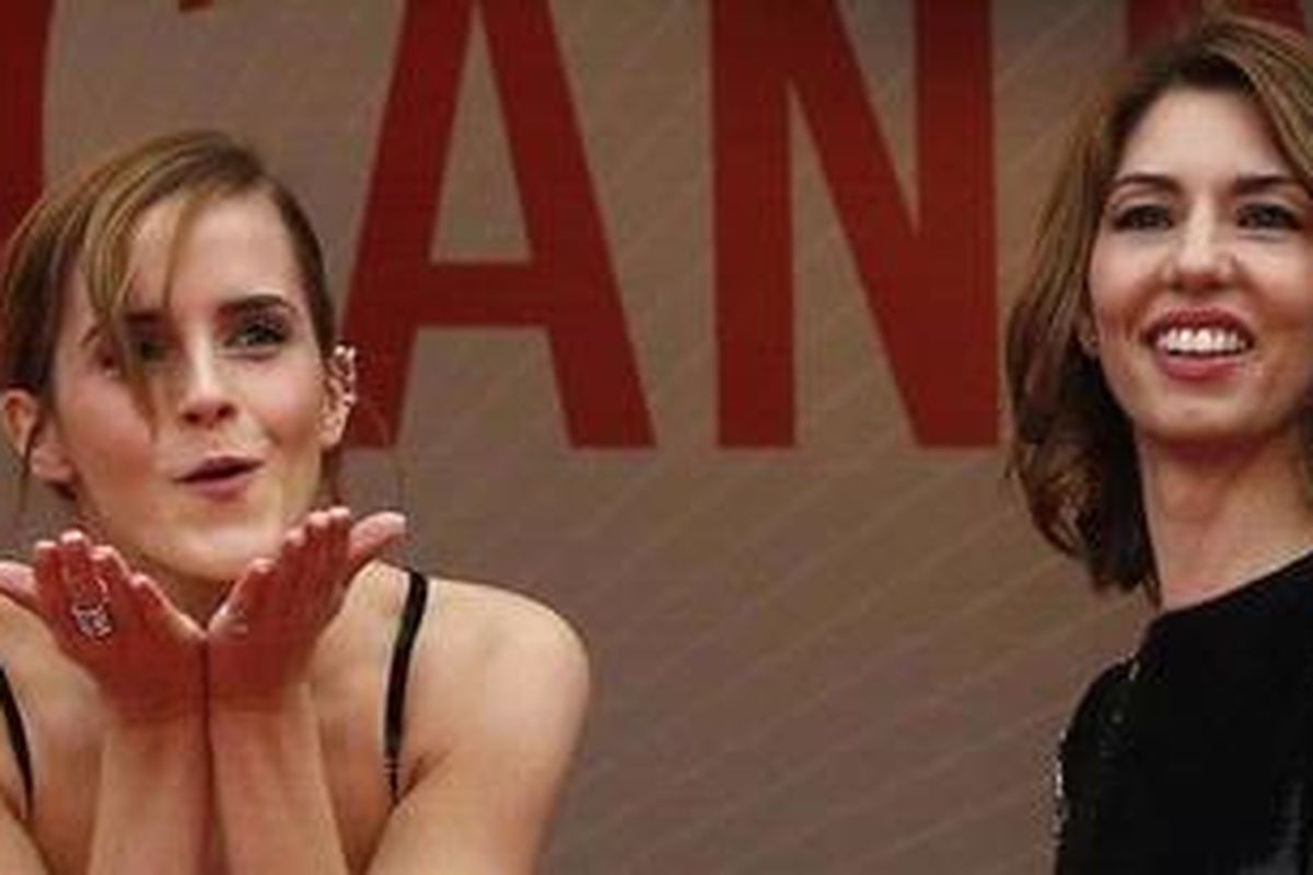 Aktris Inggris Emma Watson (kiri) dan sutradara AS Sofia Coppola hadir dalam acara pemutaran film baru mereka, The Bling Ring, pada seksi Un Certain Regard dalam Cannes Film Festival 2013 atau yang ke-66, pada 16 Mei 2013 di Cannes, Perancis. Festival film internasional tahunan itu kali ini dibuka pada 15 Mei 2013 dan ditutup pada 26 Mei 2013 dengan pengumuman para pemenang. Dewan juri tahun ini diketuai oleh sineas legendaris Hollywood Steven Spielberg. 