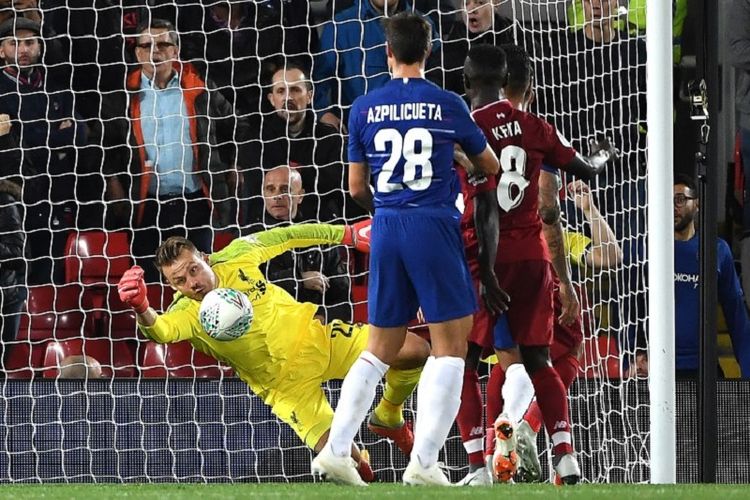Kiper Liverpool, Simon Mignolet, mencoba mengantisipasi tembakan pemain Chelsea pada pertandingan Piala Liga di Stadion Anfield, 26 September 2018. 
