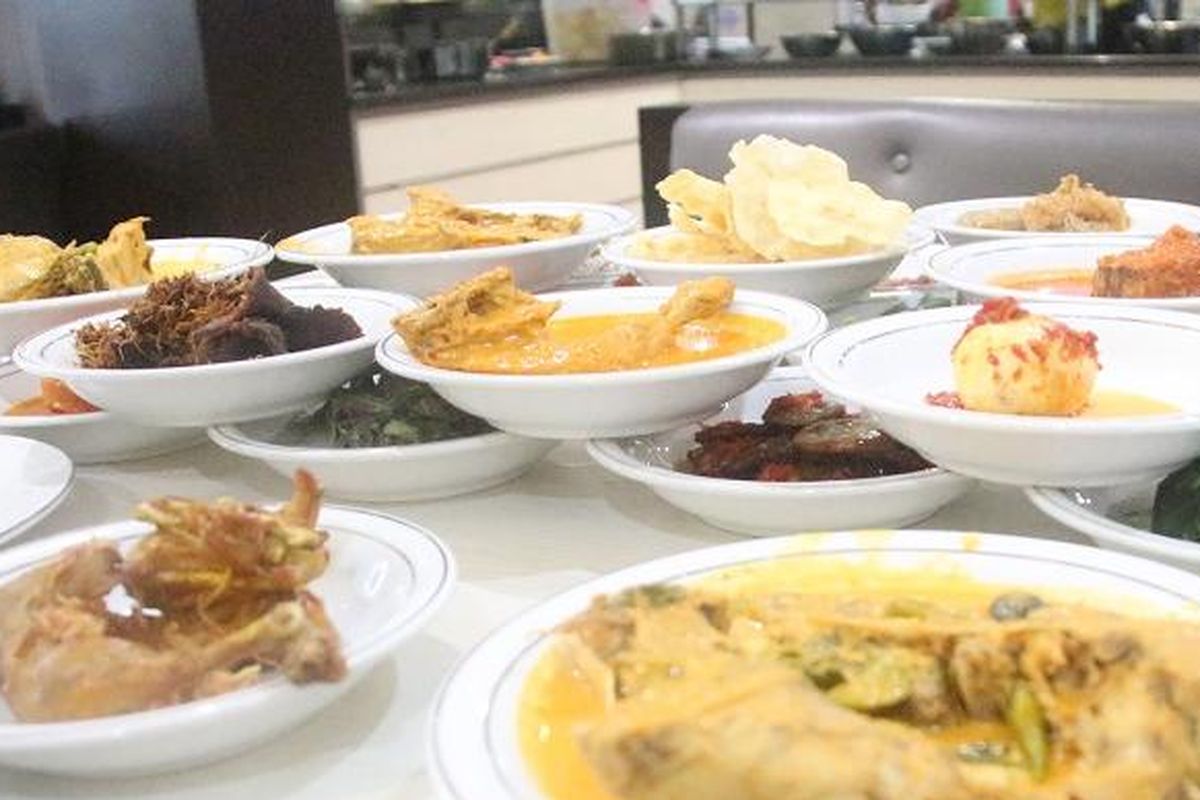 Aneka makanan yang disusuh seperti rumah makan padang