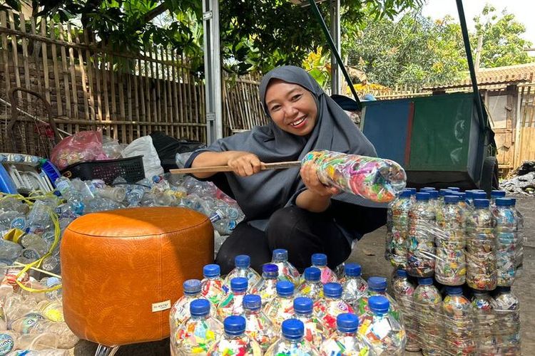 Dari Sampah Jadi Berkah, Ini Kisah Ibu Amaliyah Kurangi Limbah di Kampung Masigit Bersama PNM