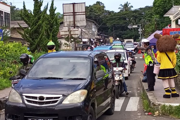 Situasi arus lalu lintas di jalur Puncak Bogor, Jawa Barat, Selasa (3/5/2022).