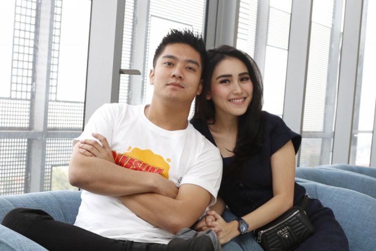 Ayu Ting Ting dan Boy Wiliam berpose usai wawancara promo film Dimsum Martabak di Menara Kompas Gramedia, Jakarta, Rabu (16/5/2018). Film yang bergenre komedi romantis tersebut akan tayang pada 18 Juni 2018.