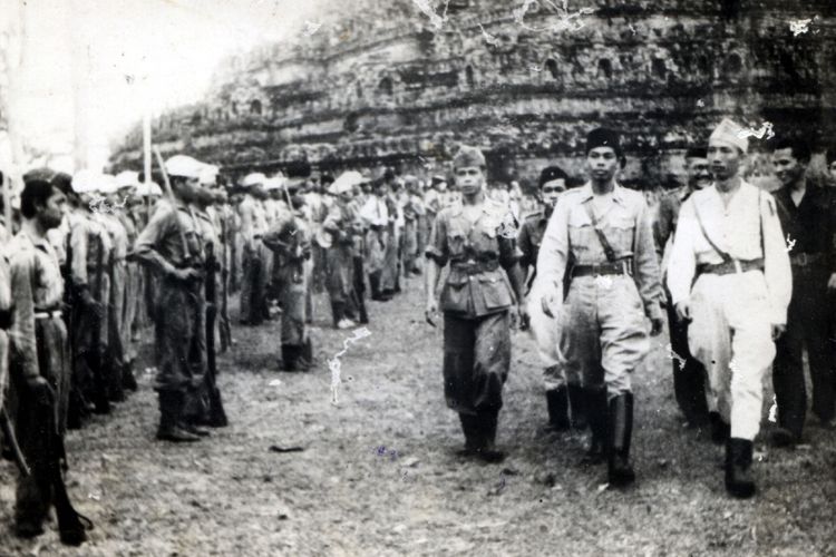 Jenderal Soedirman mengadakan inspeksi barisan Tentara Keamanan Rakyat di candi Borobudur.