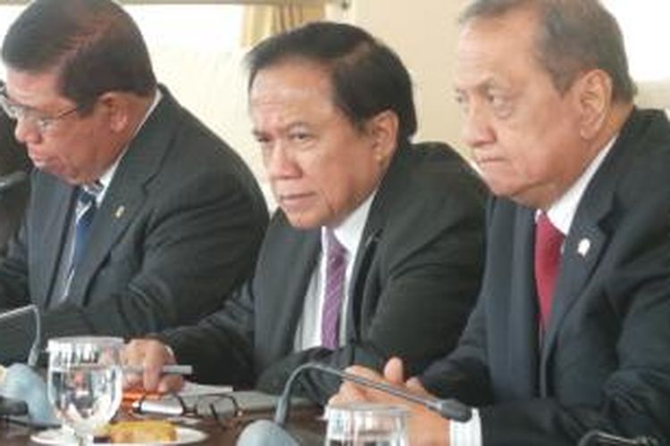Sekretaris Kabinet Dipo Alam (tengah).