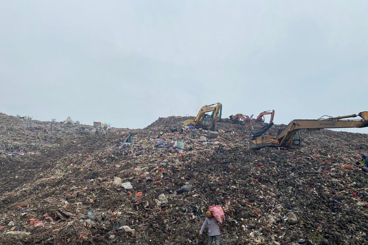 Kondisi penataan gunungan sampah di Tempat Pembuangan Akhir (TPA) Cipayung, Kota Depok, Selasa (14/5/2024).