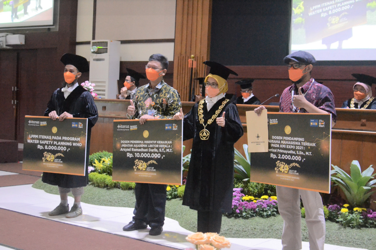 Penerima penghargaan pada Dies Natalies ke-49 Itenas.