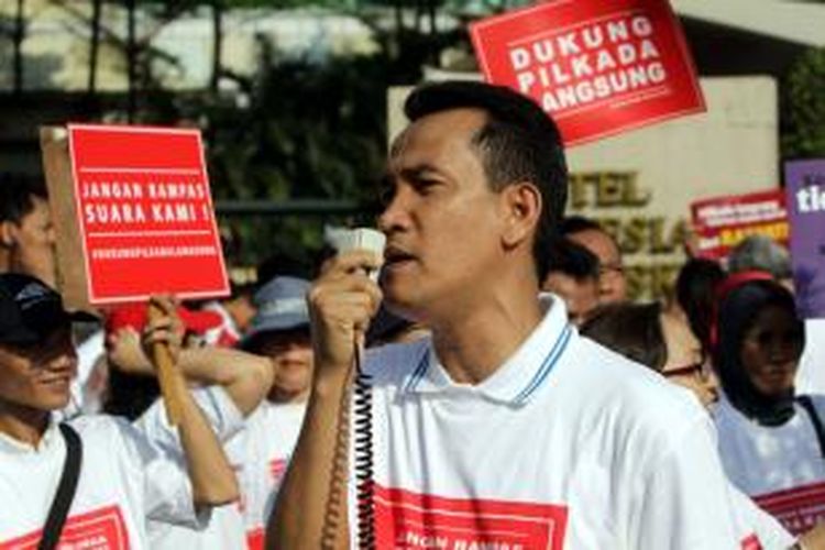 Ahli hukum tata negara, Refly Harun berorasi saat aksi Koalisi Kawal RUU Pilkada di sekitar bundaran HI Jakarta Pusat, Minggu (14/9/2014). Mereka mengajak warga untuk menolak RUU Pilkada yang menghilangkan Pilkada langsung selain itu mengembalikan Pilkada kepada DPRD berarti kemunduran dalam partisipasi politik rakyat dan demokrasi substansial.