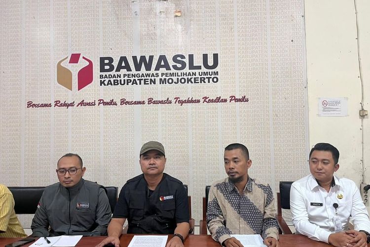 Bawaslu Kabupaten Mojokerto, Jawa Timur, menggelar konferensi pers terkait pemasangan baliho Capres Cawapres di atas dan di dekat pos pantau polisi lalu lintas, Rabu (20/12/2012).