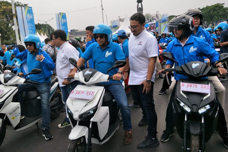Gubernur DKI Jakarta Anies Baswedan saat mengendarai kendaraan listrik di Bundaran Senayan, Jakarta, Minggu (27/10/2019).