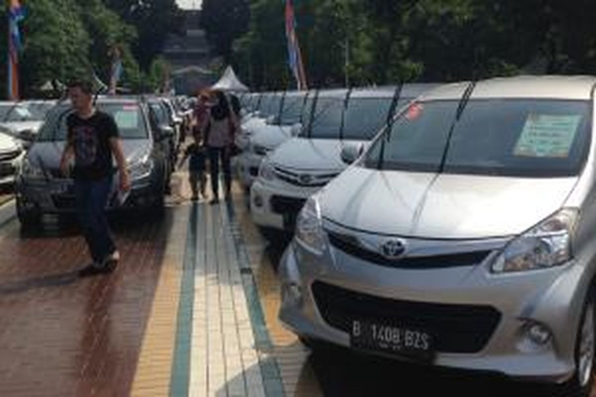 Konsumen yang datang pada Weekend Surorise Mobil88 2015 di Parkir Timur Senayan.