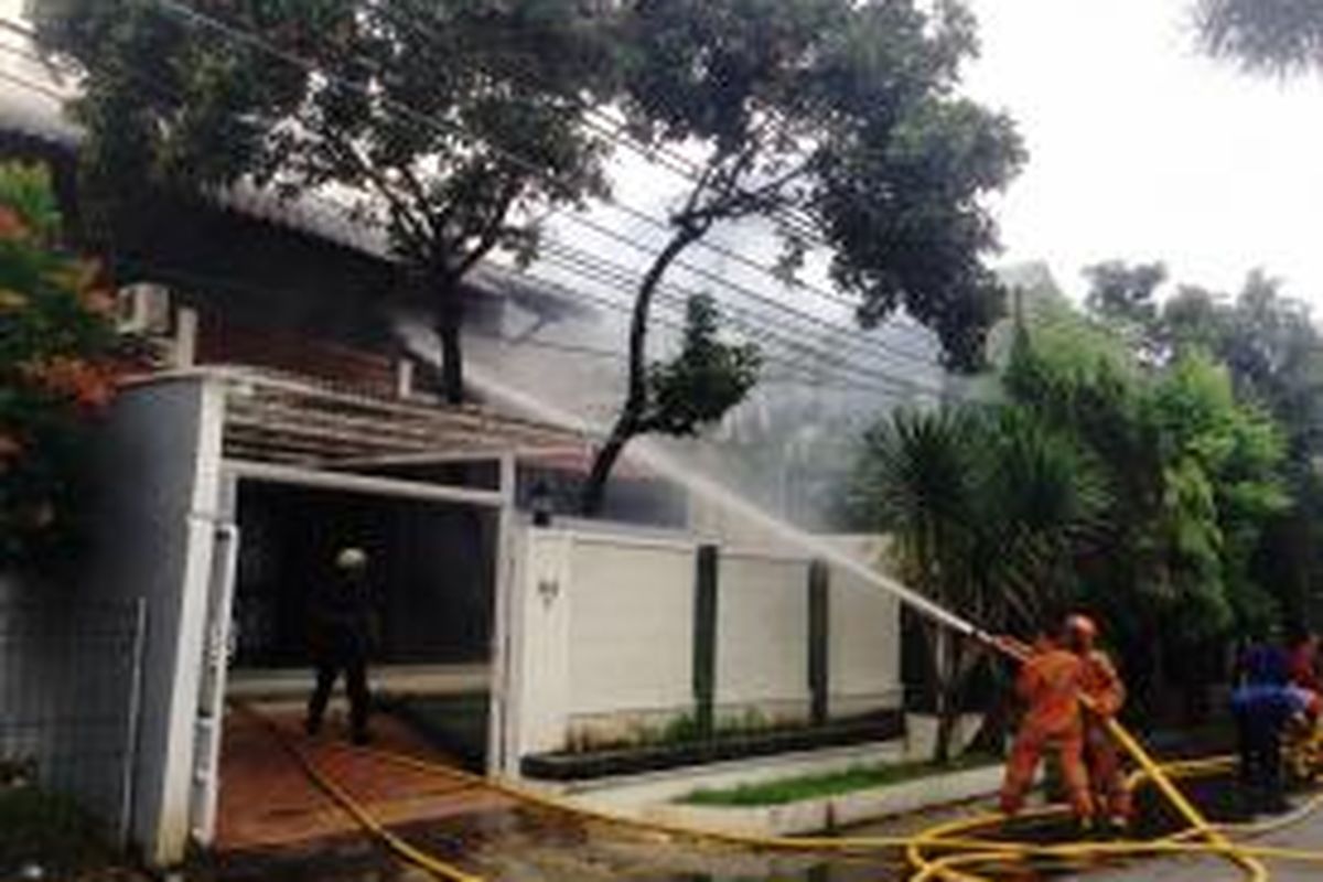 Kebakaran terjadi di Perumahan Lebak Lestari Indah, Lebak Bulus, Jakarta Selatan, Sabtu (17/1/2015). Belum diketahui penyebab kebakaran ini. KOMPAS IMAGES/KRISTIANTO PURNOMO