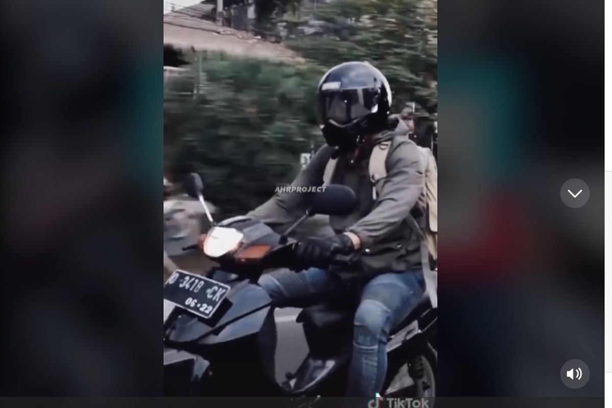 Salah satu hal yang menarik perhatian ialah helm yang diguakan Ariel. Helm berwarna hitam dengan bagian dagu mengotak.