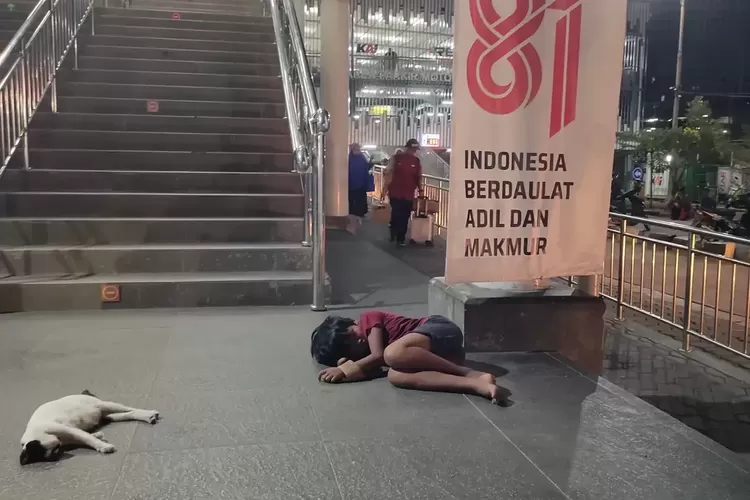 Cerita di Balik Foto Anak Tertidur di Stasiun Bekasi, Terjepret di Tengah Gegap Gempita HUT Ke-81 RI