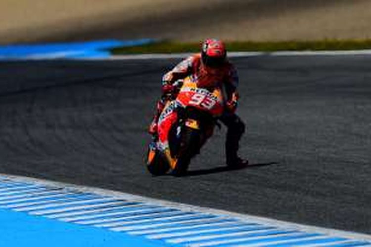 Pebalap Repsol Honda asal Spanyol, Marc Marquez, memacu motornya pada balapan GP Spanyol di Sirkuit Jerez, Minggu (24/4/2016).