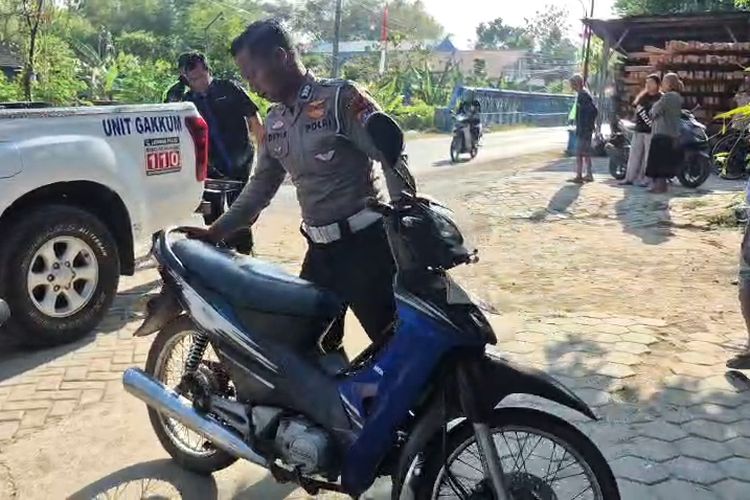 Pelajar SMK Tabrak Sepeda Onthel Saat Menyalip Mobil, Seorang Ibu Tahun Tewas