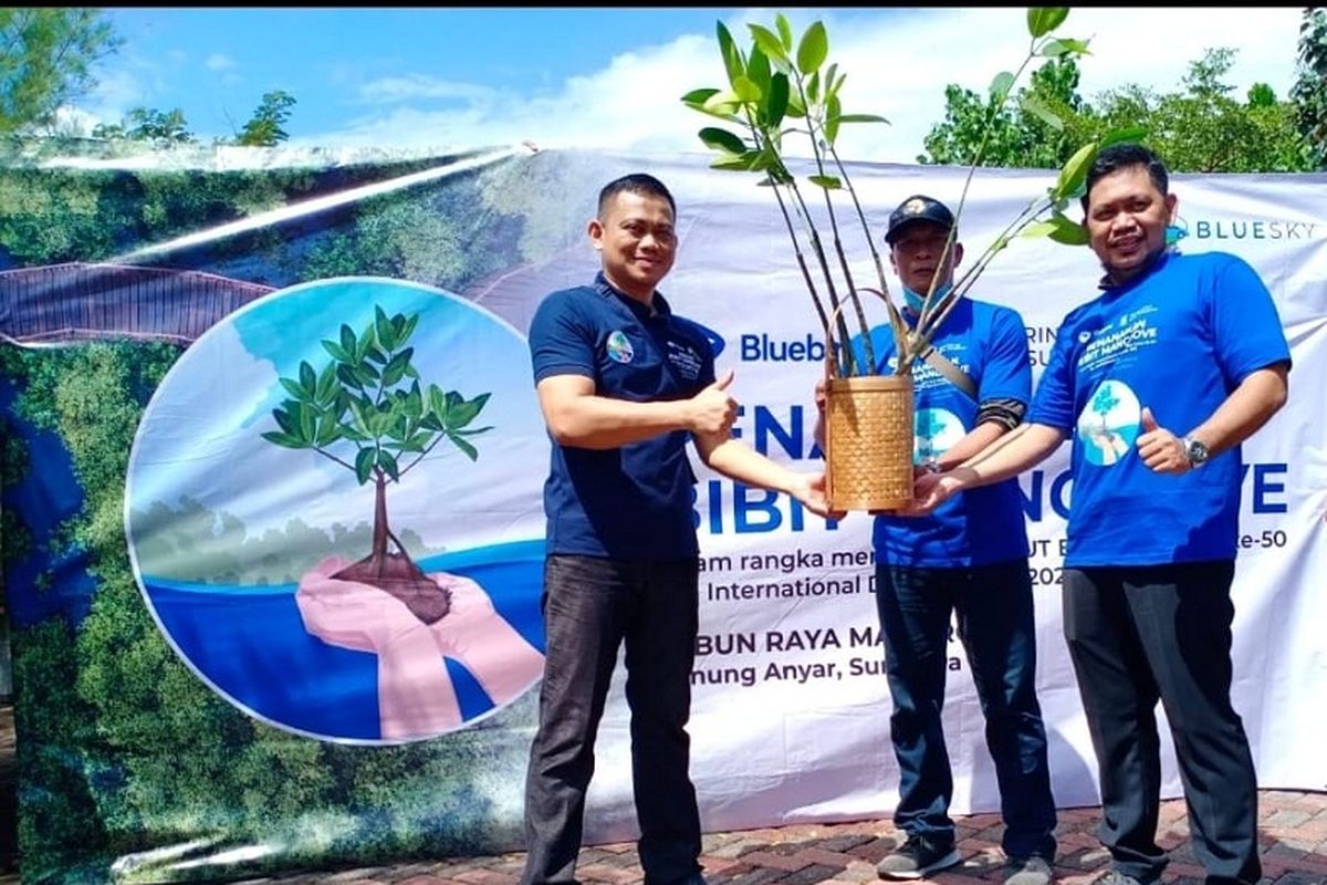 Cegah kerusakan ekosistem laut, Bluebird menyerahkan 5.000 tanaman mangrove kepada Pemkot Surabaya. 