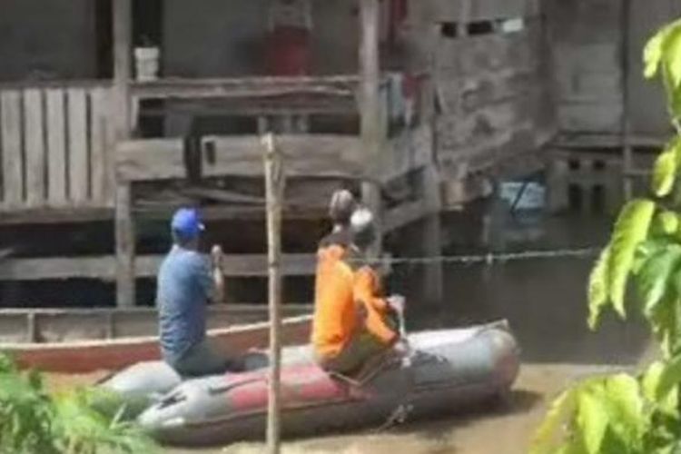 Tanggul sungai pasanag kayu jebol sejumlah dusun di mamuju utara terisolir banir sejak dua hari terakhir. Petugas tim sar kini terus bekerja mengevakuasi warga ke tempat yang lebih aman karena dikawatirkan ketinggin banjir hinga 1,5 meter masih akan terus bertambah menyusul curah hujan saat ini masih tinggi.