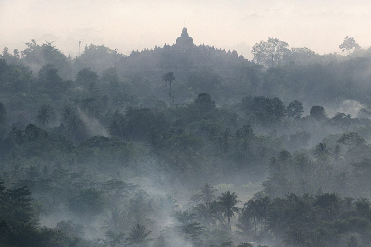 Suasana Candi Borobudur yang difoto dari Punthuk Setumbu, Borobudur, Magelang, Jawa Tengah, Kamis (30/11/2017). Candi ini termasuk salah satu dari 4 lokasi wisata yang menjadi prioritas percepatan pembangunan, sebagaimana Presiden Jokowi menargetkan kunjungan wisatawan pada 2019 mencapai 20 juta orang dan pergerakan wisatawan nusantara 275 juta, serta indeks daya saing pariwisata berada di ranking 30 dunia.