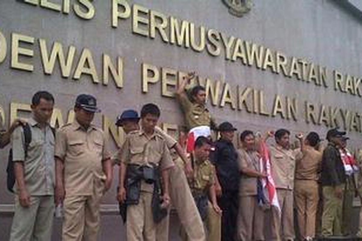 Demonstraan dari Persatuan Perangkat Desa Indonesia (PPDI) berhasil merngsek masuk ke halaman gedung DPR-MPR, Jakarta, Jumt (14/12/2012). Para demonstran menuntut parlemen untuk segera mengesahkan Undang-Undang Nomor 32/2004 tentang Perangkat Desa. 