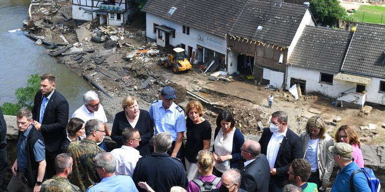 Lihat Dampak Banjir, Angela Merkel: "Untungnya Jerman Dapat Mengelola Ini secara Finansial" - Vimarsana News