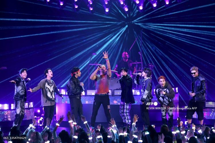 BTS tampil bersama band Coldplay di panggung American Music Awards 2021 di Microsoft Theater di Los Angeles, Minggu (21/11/2021).