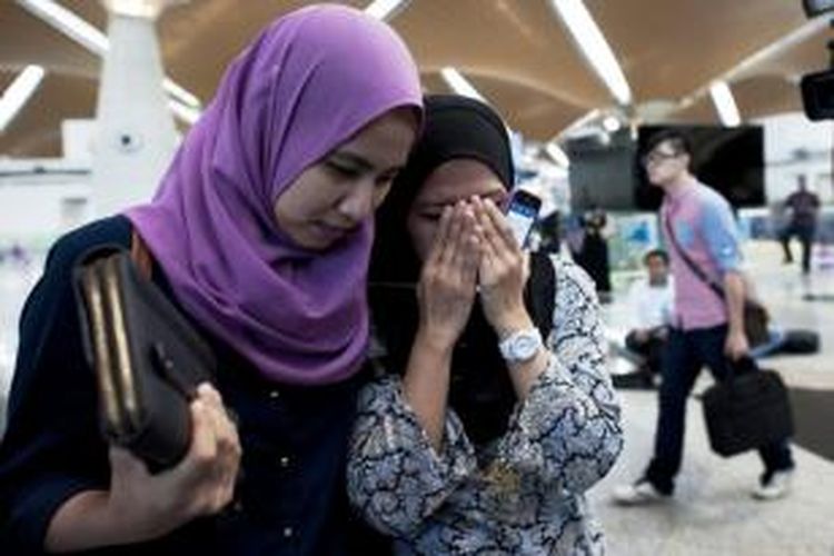 Keluarga penumpang pesawat Malaysia Airlines MH17 yang jatuh di Ukraina, Kamis (17/7/2014) menanti kabar di Bandara Internasional Kuala Lumpur (KLIA), Jumat.