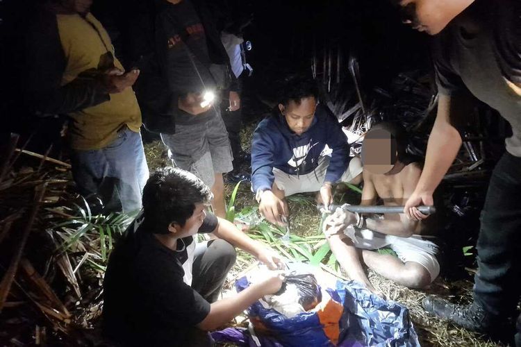 Satuan Narkoba Polres Jayapur di-back up Polsek Sentani Timur berhasil mengamankan dua orang pria yang diduga membawa narkoba golongan satu (1) jenis ganja di salah satu rumah di Kampung ASei, Distrik Sentani Timur, Kabupaten Jayapura, Papua, Sabtu (11/2/2023).