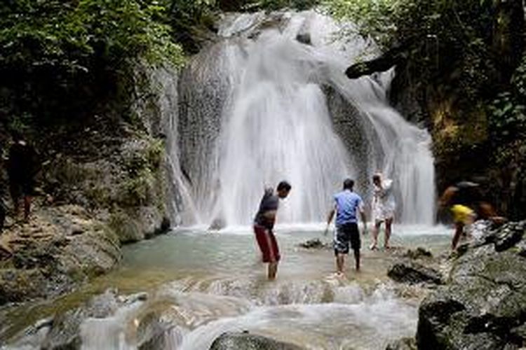 Air Terjun Kuta Malaka di kawasan Samahani, Kabupaten Aceh Besar, Sabtu (3/1/2015). Tempat wisata ini menyimpan keindahan yang masih asri. 