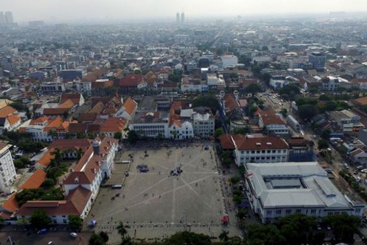 Taman Fatahillah di kawasan Kota Tua Jakarta, Kamis (10/3/2016). Kota tua masih menjadi salah satu destinasi wisata bagi wisatawan domestik dan mancanegara.