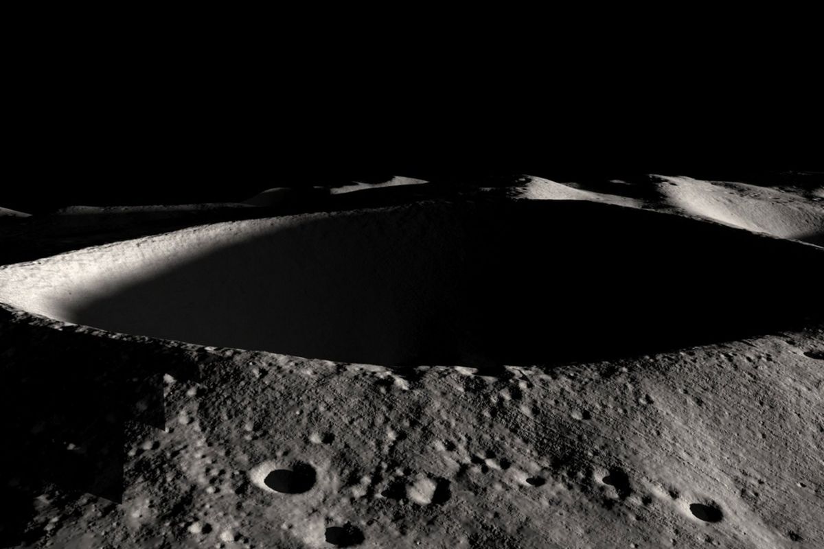 Kawah Shackleton di bulan